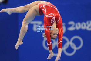 王者归来！XX队强势卫冕联赛冠军，创历史新纪录