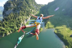 库里狂砍50分率勇士逆转湖人，三分神射再创历史纪录