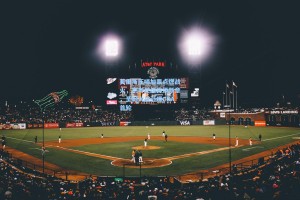 莫里斯压哨加盟点燃战火，京粤恩怨再添新章，圣诞大战引爆CBA首轮