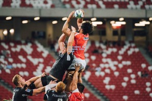 百米飞人巅峰对决，新星闪耀破纪录，传奇落幕引泪目